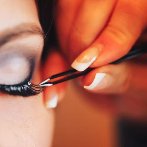 Ресницы, словно крыльев взмах: технологии современного наращивания