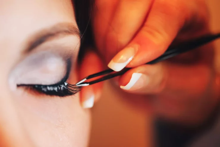 Модницам, решившим украсить свои глазки наращенными ресничками, в современных салонах красоты могут предложить 2 варианта наращивания. Первый является традиционным (и более быстрым, кстати), и заключается в креплении ресничек небольшими пучочками по нескольку штук (до 5 в одном пучке) к основанию собственных ресниц. Наращивание традиционным способом не отличается долговечностью, поскольку новые суперресницы могут частично отвалиться в тот же день. А выпадение пучка гораздо заметнее, чем выпадение одной ресницы. В ряду ресниц появляется визуально заметная прореха, и уже через неделю, максимум две придется идти к мастеру по наращиванию, чтобы вернуть своим ресничкам прежний роскошный вид. Многие считают, что пучковое наращивание выглядит на глазах не слишком естественным. Но многие выбирают как раз этот способ, как недорогую и быструю возможность сделать свой взгляд выразительным.  Ну, а тем, кому нужно более качественное решение вопроса, стоит обратить свое внимание на японское наращивание ресниц. В этом случае каждая ресничка смазывается клеем и фиксируется отдельно. Работа эта очень кропотлива, и выполнить ее сможет лишь квалифицированный и опытный мастер. Процесс наращивания длится не менее трех часов. Но взамен потраченного времени ваши глаза украсит роскошное опахало из потрясающе красивых, бесконечно длинных ресниц. Благодаря такому «украшению» глаза приобретают томность и глубину. Эффект от поресничного наращивания более долговечный. Ресницы держатся до трех месяцев, но при этом раз в месяц рекомендуется делать небольшую корректировку, в ходе которой мастер приклеивает отдельные реснички взамен облетевших.  При любом виде наращивания мастер старается варьировать длину ресничек, чтобы они выглядели максимально натурально. Так, в средней части века крепят реснички покороче, в уголках — подлиннее. Это придает взгляду особенную загадочность и глубину. Длина коротких ресниц начинается от 6 мм, длинных — до 14 мм. С длиной также не стоит слишком усердствовать, иначе взгляд получается чересчур «кукольным». Хотя некоторые девушки специально добиваются такого эффекта. Взмах таких густых, длинных ресниц — словно полет бабочки, впечатляет и восхищает. Девушка с таким "опахалом" на глазах никогда не останется незамеченной.  Те, кого интересует наращивание ресниц, наверняка читали объявления салонов красоты, предлагающих наращивание шелк, норка и так далее. Стоит знать, что как бы ни назывались такие ресницы, они производятся из искусственных материалов (100% синтетика). А условные названия, использующиеся салонами, обозначают всего лишь толщину ресничек. В салонах предоставляется возможность выбрать ресницы толщиной 0,10-0,20 мм, с натуральным изгибом, слегка или очень подкрученные.  Благодаря наращиванию ресниц каждая девушка может почувствовать уверенность в своей неотразимости и красоте, невзирая на время суток. К тому же, сэкономить время и деньги на косметике, поскольку искусственные ресницы в подкрашивании не нуждаются.